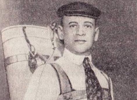 Г.Е. Котельников со своим ранцевым парашютом в 1911 г.