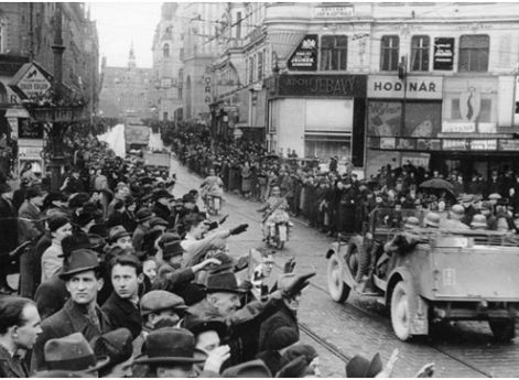 Жители г. Брно встречают германские войска. Март 1939 г.