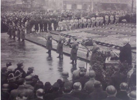 Похороны жертв налета американских ВВС на Прагу 14 февраля 1945 г. (на снимке чешские коллаборационисты в форме и с факелами).