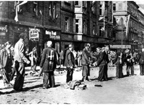 Пражские немцы на принудительных работах в 1945 г. У многих на спинах нарисована краской свастика.