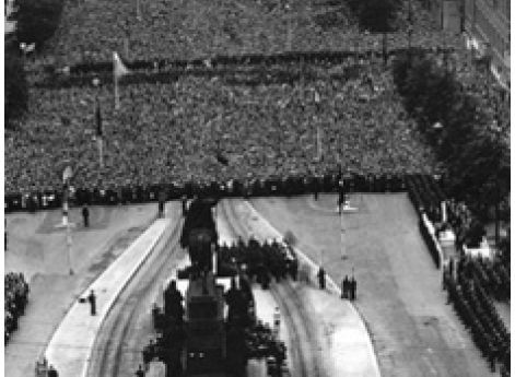 Более 200 000 чехов и других жителей Протектората Богемия-Моравия собравшихся 3 июля 1942 г. в Праге на Вацлавской площади «в знак солидарности с борьбой Третьего Рейха и народов Европы против большевизма и плутократии»