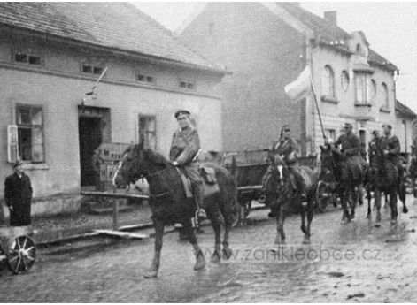 Конная разведка 1-й дивизии РОА входит в предместье Праги. 6 мая 1945 г.