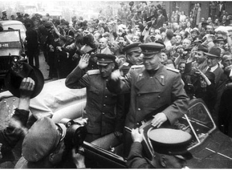 Жители Праги приветствуют маршала И.С. Конева. 9 мая 1945 г.