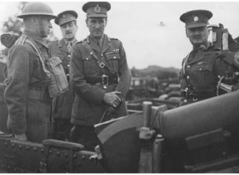 Полковник Алоис Личка проводит смотр артиллерийского полка. Англия, 1942 г.