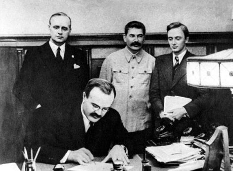 Молотов подписывает пакт 23 августа 1939 года.