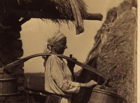 Мордовская крестьянка с коромыслом.