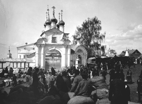 Базар около церкви в селе Бор. Вид Никольско-Знаменской церкви.