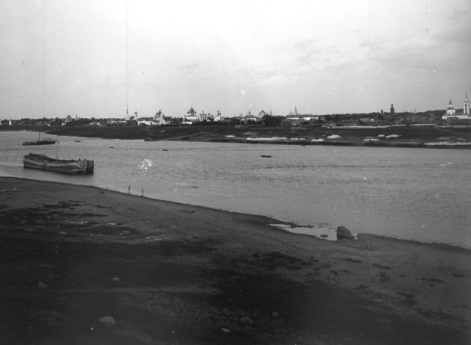 Общий вид города Углича с реки Волги.