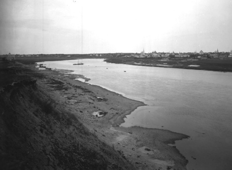 Общий вид города Углича с реки Волги.