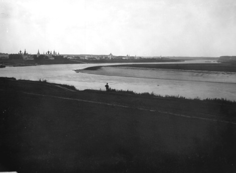 Общий вид города Углича с реки Волги.