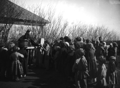 Раздача хлеба голодным детям священником Модератовым. Лукояновский уезд, село Протасово.