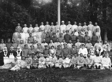 Персонал и раненые городского лазарета. В центре - губер-натор А.Ф. Гирс. Нижний Новгород.