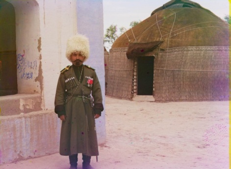 Человек в униформе рядом с юртой