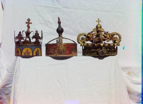 Древние брачные венцы: железный (XVII), лубочный (XVI) и резной из дерева вызолоченный (XVII).