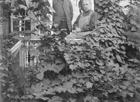 Оливия Андреевна Килевейн с молодым человеком на веранде. Нижний Новгород.