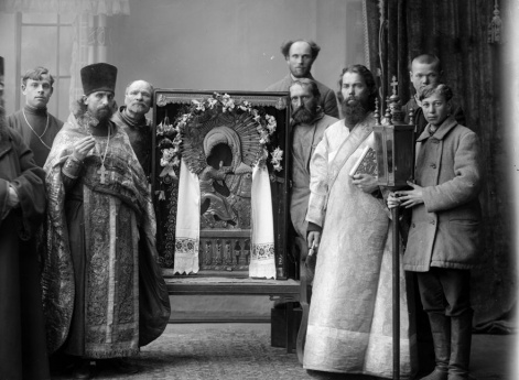 Группа священнослужителей с Оранской иконой Божией Матери. Нижний Новгород.