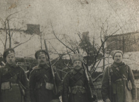 Иван Иванович Парамонов (второй справа) – участник первой мировой войны. Санкт-Петербург. Архив Парамоновых.