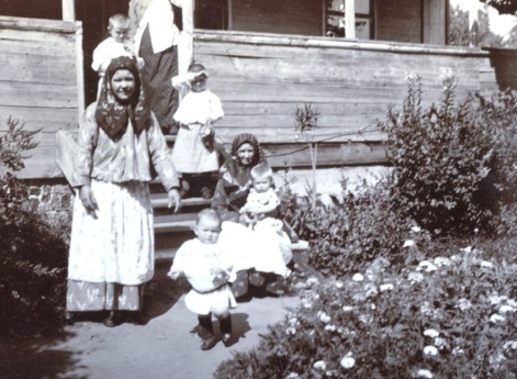 Домочадцы Мяздриковых во дворе дома.  Муром.