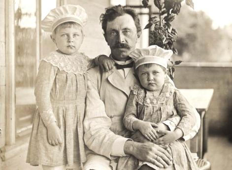 Портрет Петра Петровича Мяздрикова, брата И.П. Мяздрикова, с племянницами.Муром.