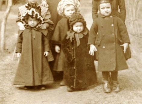 Супруга фотографа Александра Александровна с детьми.