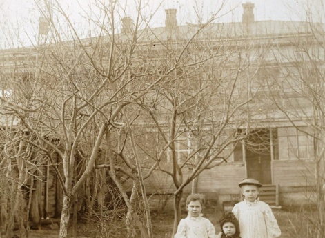 Дети Мяздриковых во дворе дома. Муром.