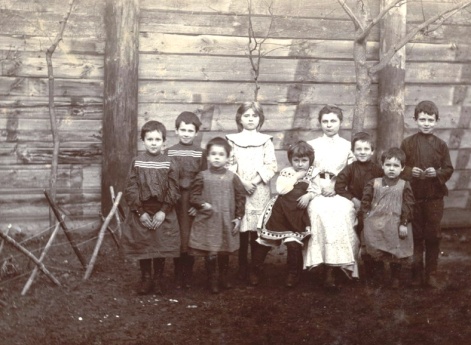 Дети во дворе дома Мяздриковых. Муром.