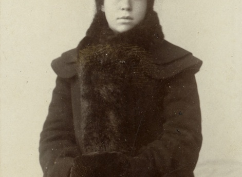 Портрет женщины в  шляпе, пальто и муфте. СПб.