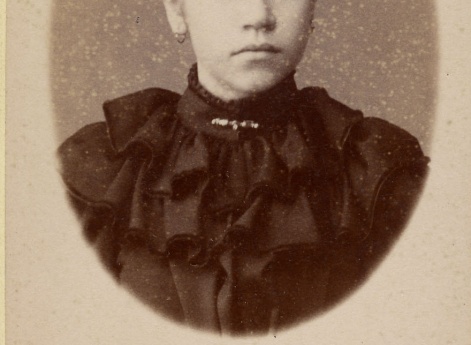 Портрет девочки. На оборотной стороне надпись: “7 декабря 1893 года. Горячо любящим родителям на память от Мани”. Архангельск.