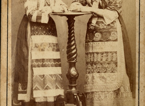 Портрет двух девушек в русских национальных костюмах. Село Дивеево.