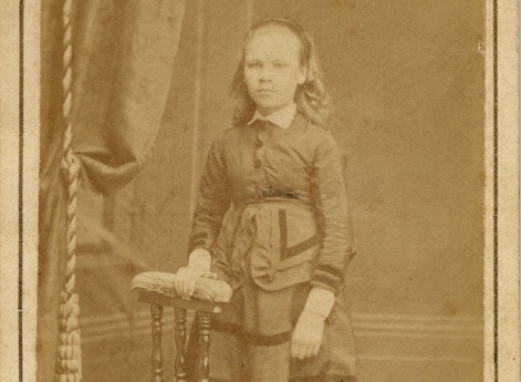 Портрет девочки в рост. Архангельск.