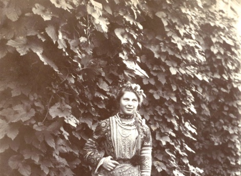 Дочь  Валерия в народном костюме во дворе дома. Муром.