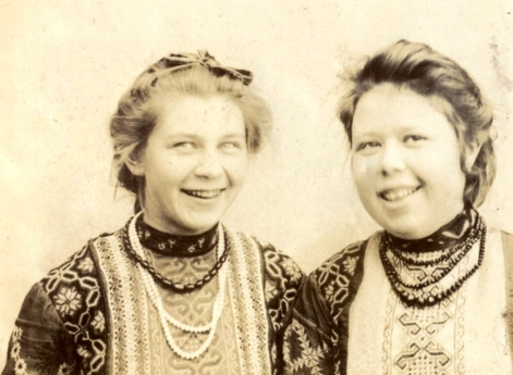 Сестры Мяздриковы в народных костюмах. Муром.