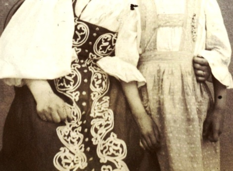 Валерия  Мяздрикова в русском сарафане и девочка. Муром.