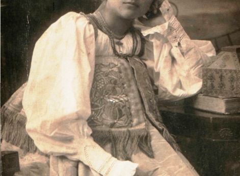 Портрет девушки в русском наряде. Архив Суховых.