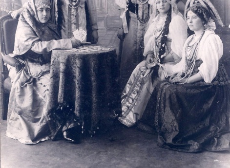 В русских костюмах. Справа стоит Елизавета Ивановна Гундобина, слева – ее сводная сестра Надежда Ивановна.Архив М.А. Казанковой.