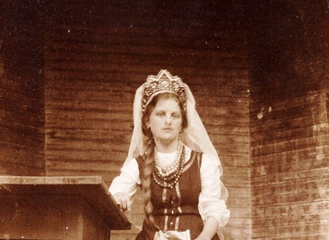 Евгения Максимовна Осипова в русском сарафане и кокошнике с фатой. Имение Усад.