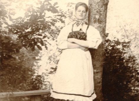 Евгения Максимовна Осипова в саду. Имение Усад.