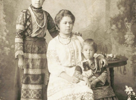 Елизавета и Мария Орловы с маленькой Софьей Сокольской в русских костюмах. Муром. Архив Дюминых.