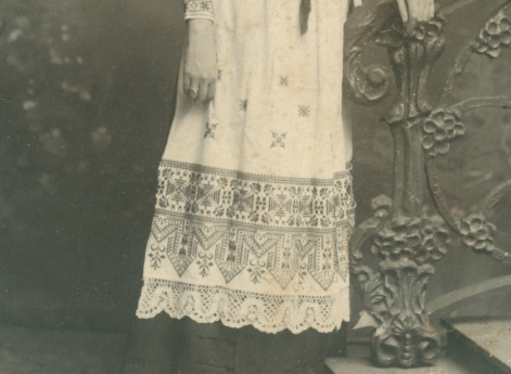 Дросида Владимировна Есипова в русском наряде. Архив Дёминых.