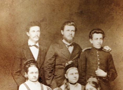 Групповой портрет молодых людей. Девушки в русских костюмах. Архив Мяздриковых..