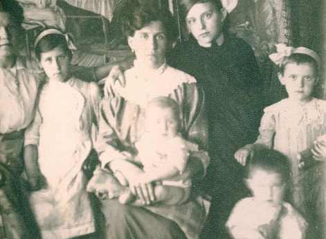 Жена фотографа Мария Семеновна Целебровская с детьми на фоне  картины «Печальные вести». Муром.