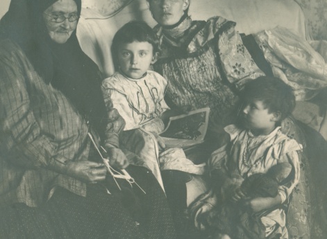 «Бабушкины сказки» (жена, теща – Анна Кузьминична Усова и двое детей сидят на диване за чтением книг).