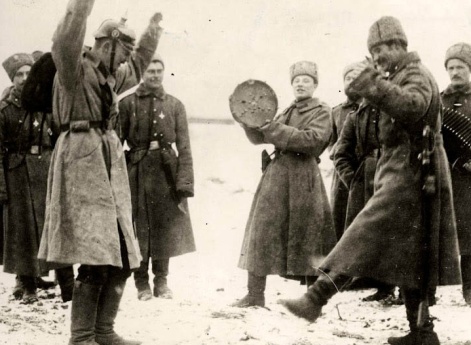 Русские солдаты учат пленного немца плясать