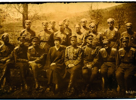 Ближайший город и железная дорога были в 40 верстах. Общества положительно никакого.