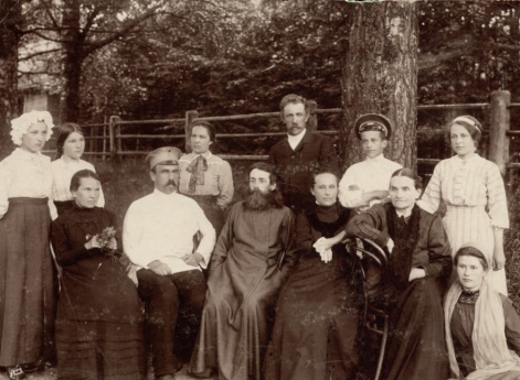 Портрет семьи священников Сотиных и их родственников.