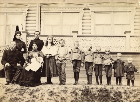 Рыбинский купец Л.Л.Попенов с семьей.