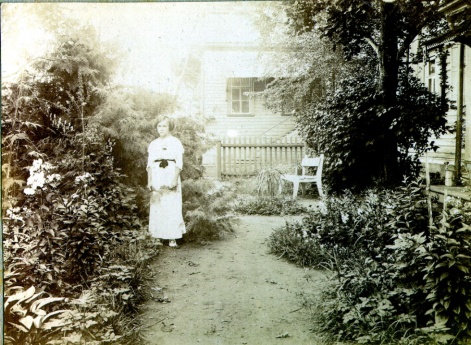 Вера Масленникова в  саду.