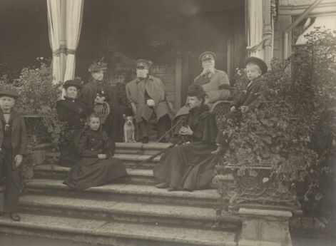 Семья Галл на даче в Старом Петергофе