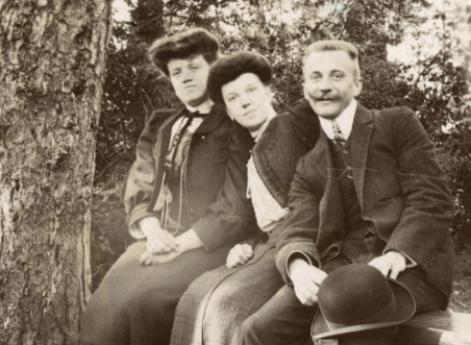 Наталия Павловна Дурдина в парке на скамейке с неизвестными мужчиной и женщиной