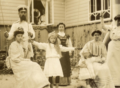 Наталия Павловна Дурдина у качелей на даче с неизвестными женщинами